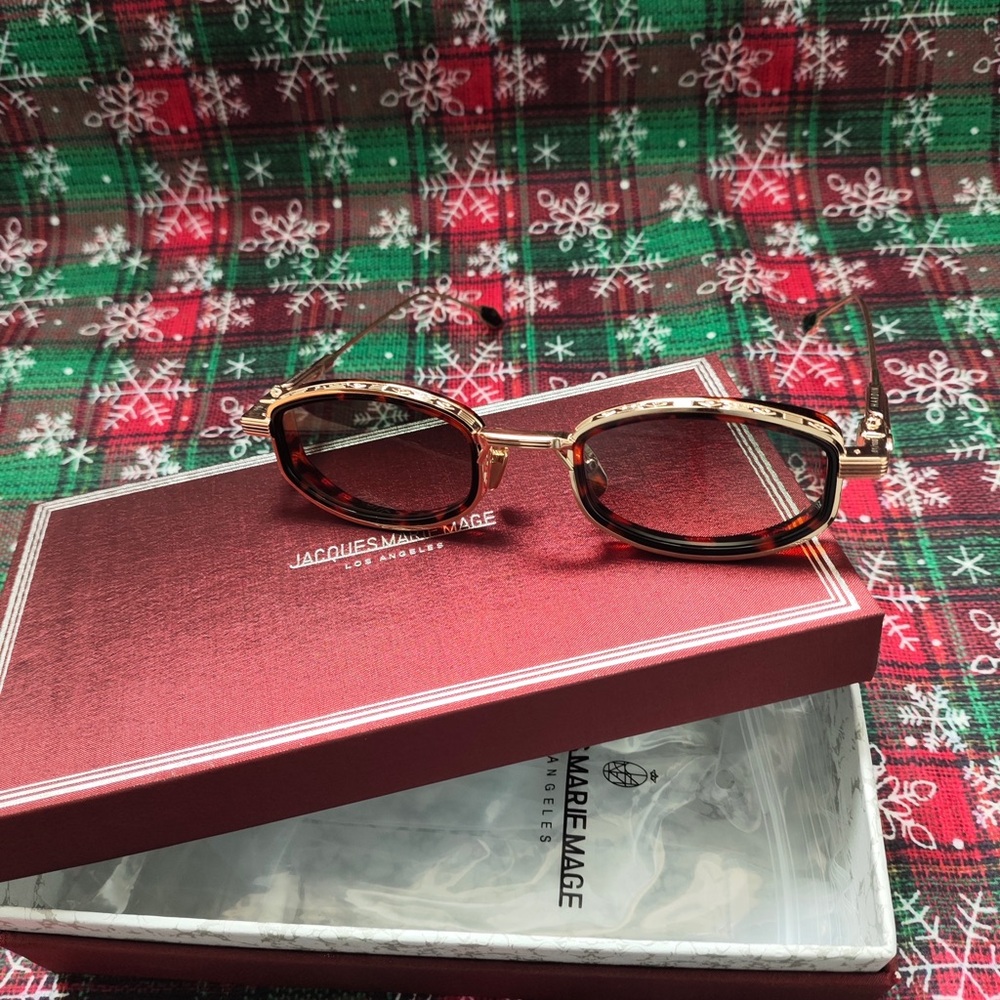 Tortoiseshell Frame Sunglasses with Gold Accents - Brown Lenses